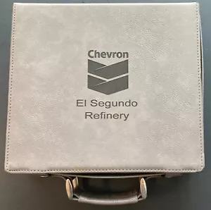 JUEGO DE DADOS Y PÓKER REFINERÍA CHEVRON EL SEGUNDO ~ Todo dentro Aún Sellado - Imagen 1 de 4
