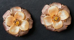 Vintage 1960s Leru Clip-On Earrings Floral Enamel Gold Tone Layered Design - Bild 1 von 4