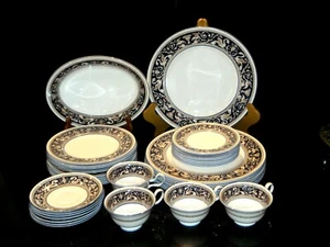 Wedgwood Porzellan "Florentine" W1956 Bone China dunkelblauer Rand (ohne Center Design) - Bild 1 von 47