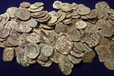 "Pirate Era"  Spanish Copper Cob Treasure Coin + FREE 100+ Year Old BONUS! Cover