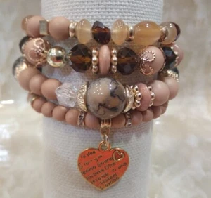 Dehnbares mehrlagiges gemischtes Perlenarmband in Beige - Bild 1 von 5