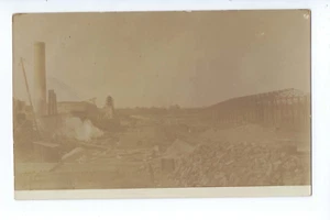 RPPC Postkarte Louisiana Zuckermühle? Holzstapel Ziegelpfahl Rahmengebäude - Bild 1 von 2