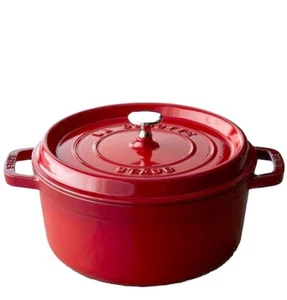 Cocotte redonda de hierro fundido Staub #24 rojo cereza nueva sin caja nueva con etiquetas - Imagen 1 de 11