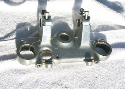 Honda Magna 1986 VF700C VF700 V45 OEM manillar puente superior triple (M-111) Foto 1 de 4