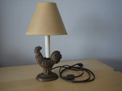 CAST IRON ROOSTER CHICKEN TABLE LAMP AND SHADE WORKS - Image 1 of 4