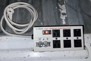 Protector de diagnóstico contra sobretensiones Tripp Lite, Isobar Ultra 6 salidas 120V 6 pies. - Imagen 1 de 2