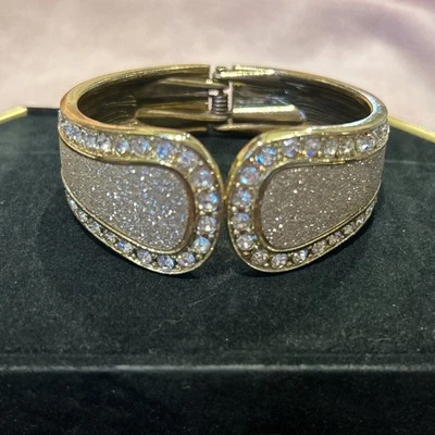 Brazalete brazalete tono dorado bronce brillante con piedras de circón cúbico Foto 1 de 3