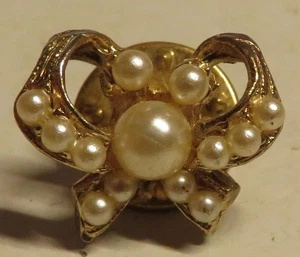 Vintage Revers Hut Brosche Anstecknadel Kunstperlen Schleife Perle goldfarben 5/8" breit GUC - Bild 1 von 7