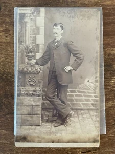 Vintage Schrankkarte. Mann steht draußen an Wand - Bild 1 von 2