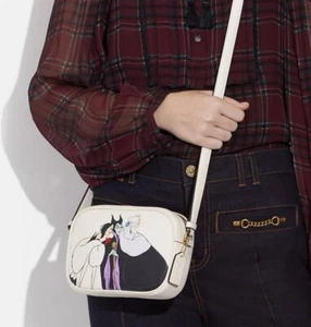 Nuevo con etiquetas Coach CC319 Disney X Coach Mini Bolso de Cámara Jamie con Motivo de Villanos Tiza - Imagen 1 de 4