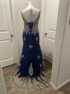 Königsblaues Ballkleid im Meerjungfrauenstil mit goldenen Details und Schleppe XXL Anny Lee - Bild 1 von 10