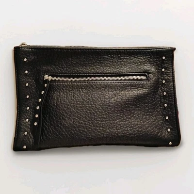 Bolso sin asas Mossimo de cuero negro con tachuelas plateadas y muñequera cierre superior con cremallera Foto 1 de 4