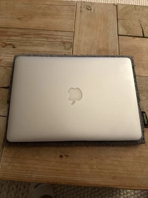 Apple MacBook Air 13,3 Zoll, 128GB, Intel Core I5 4.2GHz, 4GB, Silber (2013) - Bild 1 von 4