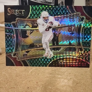 2023 Panini Select - Field Level James Conner #302 Dragon Scale Prizm /70 - Foto 1 di 5