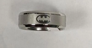 Anillo talla 11 3/4 plata acero inoxidable grabado banda de Batman - Imagen 1 de 3