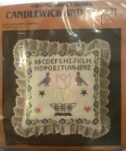 Muestreador colonial Candlewick & Stitch de hilos M H - Imagen 1 de 2