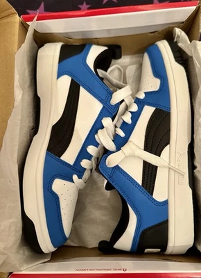 Tênis PUMA Rebound LayUp Lo SL Júnior Palácio Branco Azul Preto Tamanho 6C EUA - Imagem 1 de 4