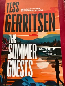 SUMMER GUESTS. by. TESS GERRITSEN. NEW P/B. (2025) - Picture 1 of 2