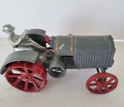Tractor McCormick Deering 10-20 de hierro fundido arcade gris de colección con driver 7,5" Foto 1 de 4