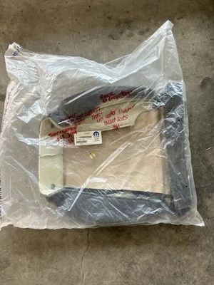 Capa almofada assento Mopar 1YZ62DX9AA 2012-2015 Chrysler Town & Country - Imagem 1 de 3