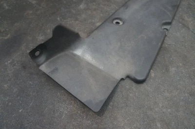 Левая отделочная панель крышки моторного отсека 07L103723F от оригинального производителя Lamborghini Gallardo 2010 *примечание - Изображение 1 из 4