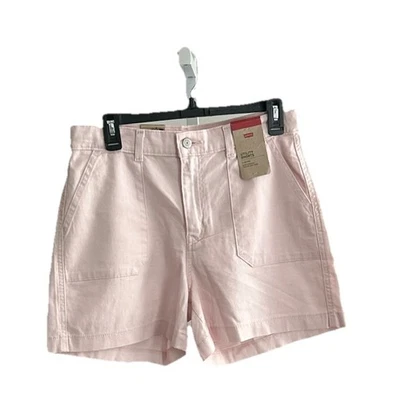 Pantalones cortos utilitarios Levis para mujer de tiro medio rosa claro entrepierna de 4" talla: 29 Foto 1 de 2