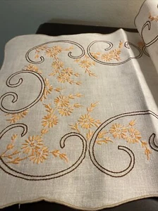 LINEN EMBROIDERED DOILIE RUNNER - Picture 1 of 3
