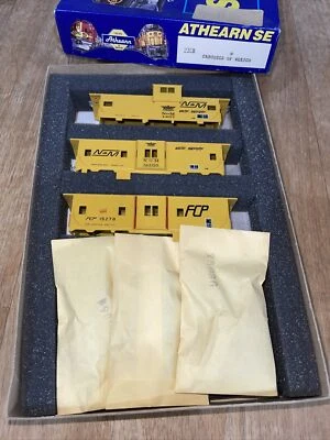 Athearn SPECIAL EDITION HO Kit #2308 N de M Cabooses of Mexico 3 Pack - Image 1 of 4