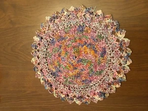Tapete multicolor vintage de ganchillo hecho a mano 8" - Imagen 1 de 5