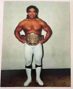 WWE WCW YOUNG RICKY ""IL DRAGO"" BATTELLO A VAPORE NON FIRMATO 8X10 FOTO RARA! NUOVO DI ZECCA - Foto 1 di 2