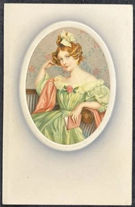 Hermosa Pelirroja Vestida Elegantemente Sosteniendo Libro - Postal Litografiada Temprana - Imagen 1 de 2