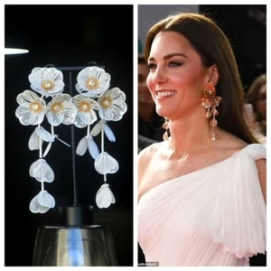 Boucles d'Oreilles Clip on Blanc Doré Long Fleur Métallique Princess Kate EH3 - Bild 1 von 17