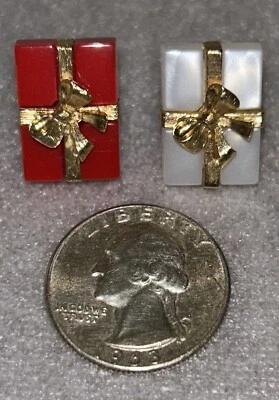 2 Vintage Avon Lucite Present ROJO Y BLANCO CON ARCO DORADO Caja de Regalo Solapa Pin Tie Tack Foto 1 de 4