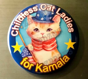 GATO SIN HIJOS DAMAS PIN BOTÓN 2.25" Kamala Harris Walz Gato Dama Elección 2024 - Imagen 1 de 1