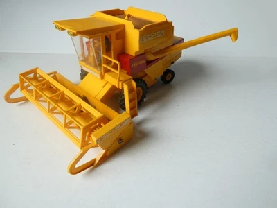 BRITAINS  MOISSONNEUSE NEW HOLLAND TR 85 - Photo 1/4