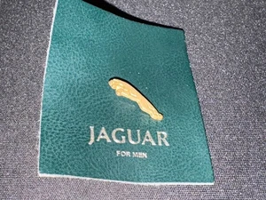 (V16) PINS BADGE ENAMEL VINTAGE COLLECTION JAGUAR FOR MEN CUIR VERT NEUF - Picture 1 of 1