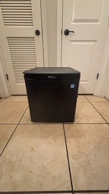 Danby 2,6 куб. футов Компактный холодильник в черном DAR026A1BDD - Изображение 1 из 2