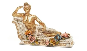 STATUA PAOLINA DISTESA SU TRICLINIO CON FIORI IN CERAMICA AVORIO E FOGLIA ORO - Imagen 1 de 1