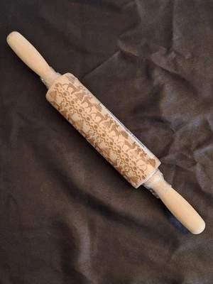 Rodillo de madera con tema de árbol de Navidad y reno en relieve para decoración de pastel Foto 1 de 3