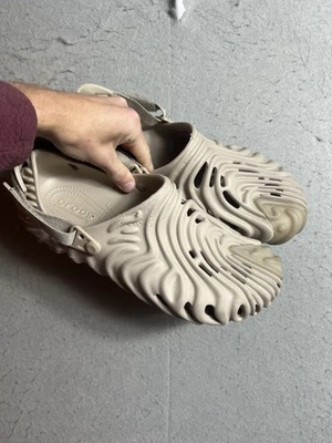 Zueco Crocs Pollex de Salehe Bembury beige marrón tostado para hombre talla 13 Foto 1 de 4