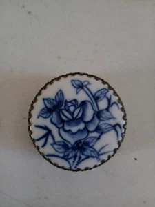 Antique Chinese Blue White Porcelain Shard Floral Box Rose Trinket Pill Box - Picture 1 of 2