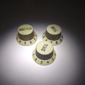 Aged Strat Type Volume Tone Knobs. Old Mint. 24 Spline. - Picture 1 of 3