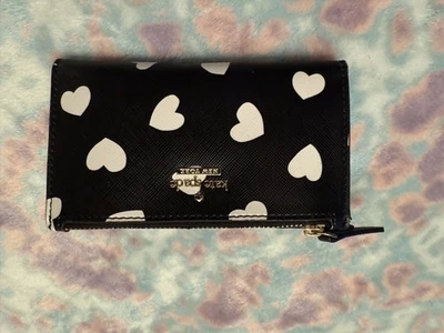 Cartera Kate Spade pequeña delgada plegable corazones negros/blancos  Foto 1 de 3