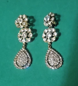 Vintage K J.L. Goldfarbene & Strass Clip Ohrhänger. 3 1/4" x 7/8" - Bild 1 von 4