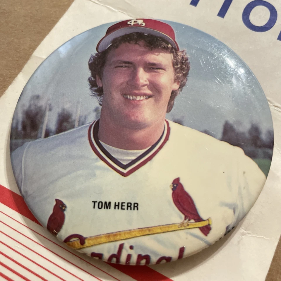 Broche lembrança estádio de beisebol Tom Herr St Louis Cardinals botão 3" liga principal de beisebol - Imagem 1 de 3
