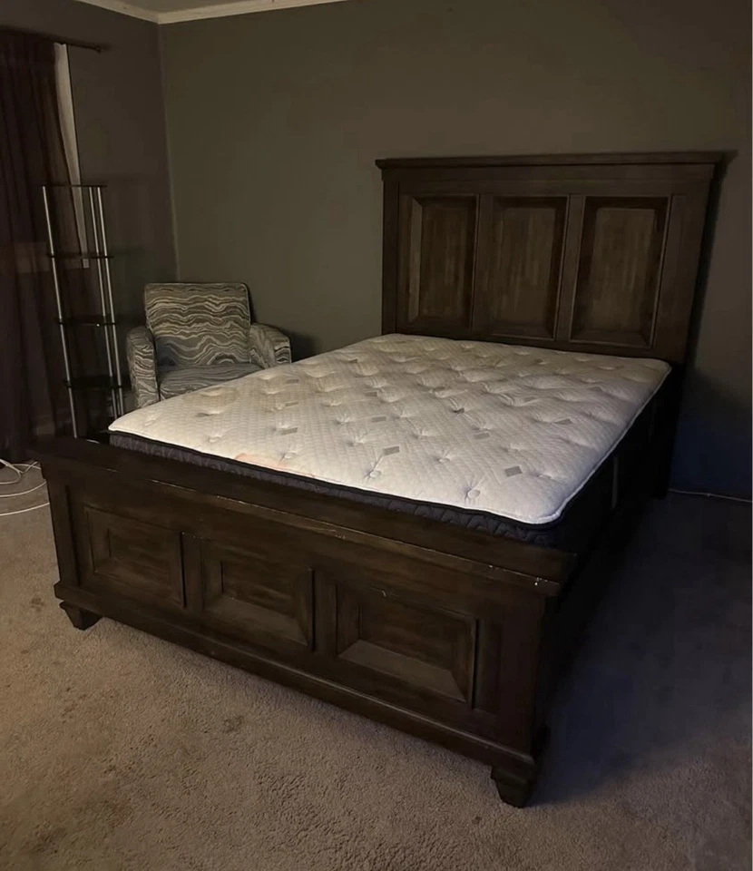 Marco de cama con panel de madera Raymor y Flanagan tamaño queen. Usado en excelente estado Foto 1 de 1