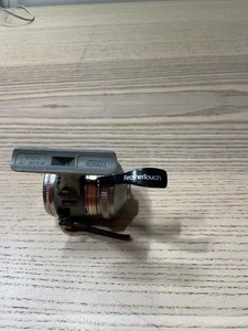Carrete de pesca vintage Zebco UL4 clásico debajo del gatillo giratorio fundición giratoria EE. UU. - Imagen 1 de 17