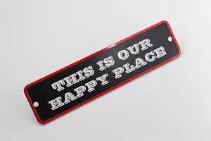 Letrero de pared "ESTE ES NUESTRO LUGAR FELIZ" fibra de carbono real valla de jardín placa de regalo - Imagen 1 de 13