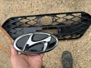 GENUINE HYUNDAI I20 FRONT GRILLE BADGE LOGO EMBLEM 86365-Q0100 - Picture 1 of 6