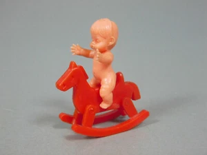 BABYS: Bebé Con Caballo De Madera Pequeño (Rojo) - Imagen 1 de 1